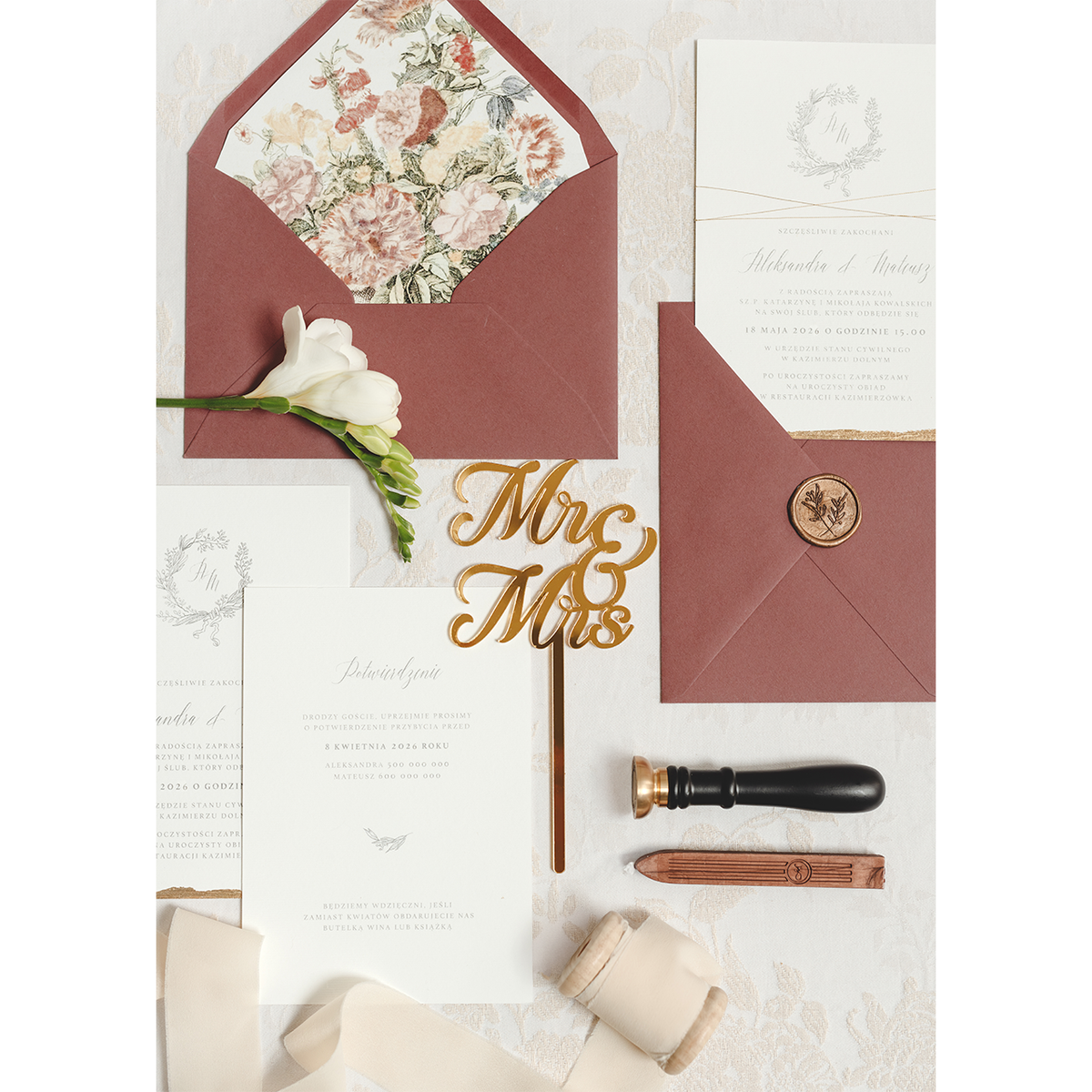 1 Acryl Cake Topper - MR & MRS - Gold